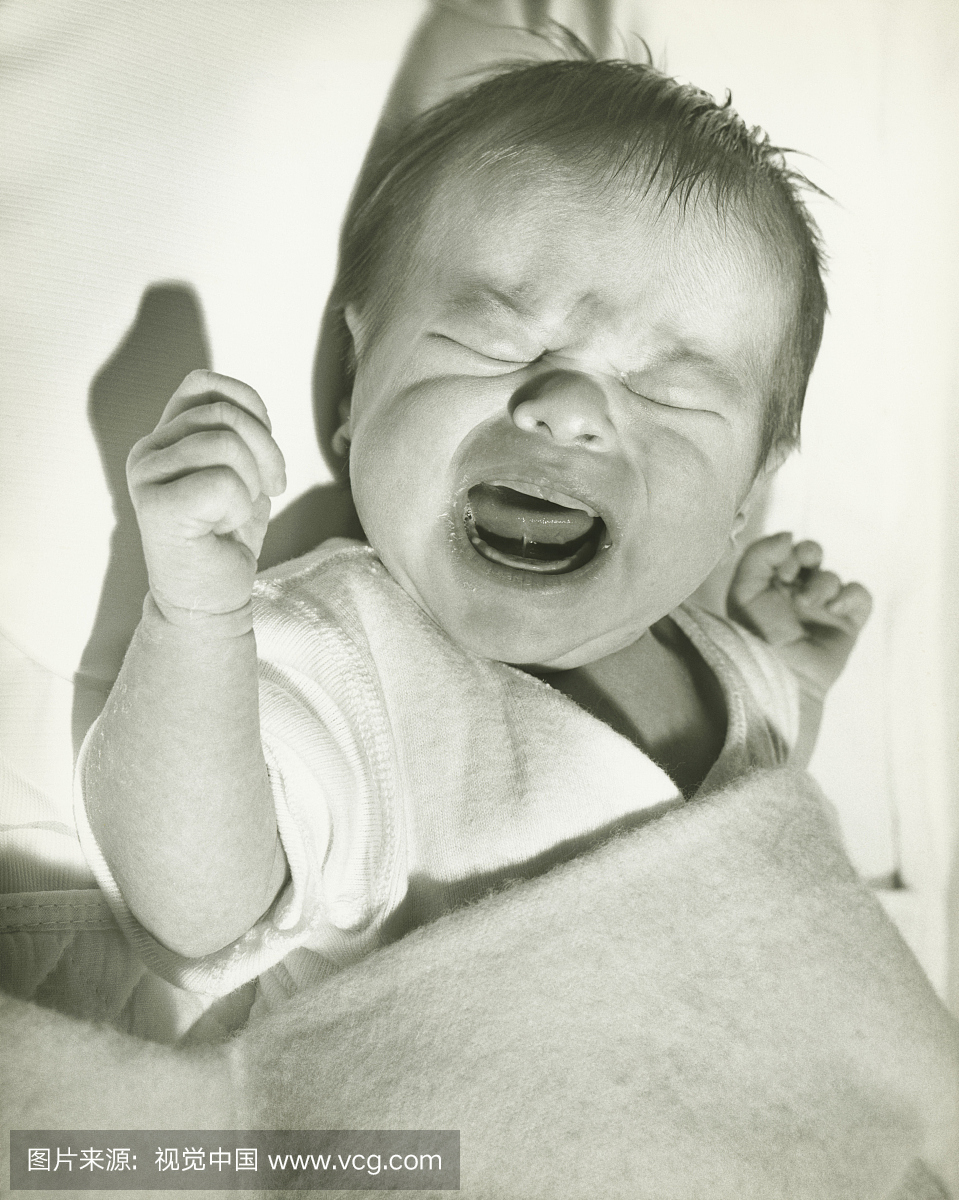 新生儿(0-3个月)在床上哭泣,(B&W)升高