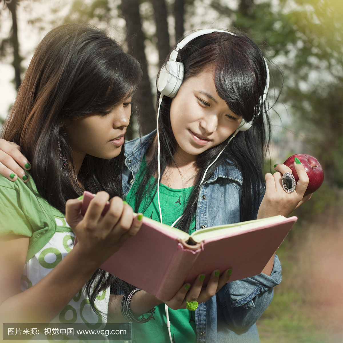 两个来自不同民族的快乐女孩在一起学习。