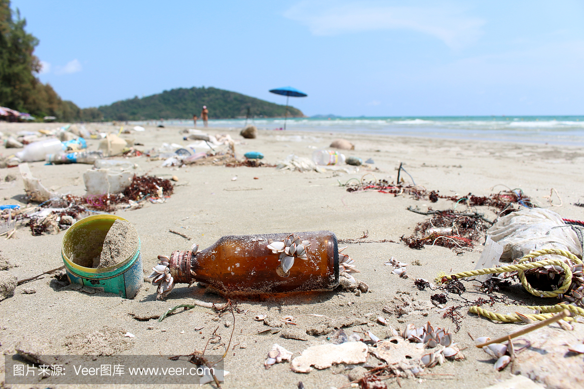 海滩游客留下的垃圾图片,环境污染概念图。