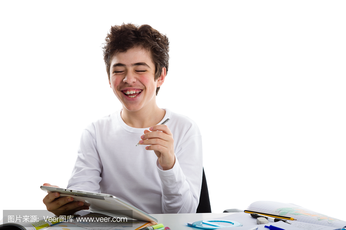 快乐的男孩在做作业时在平板电脑上写作