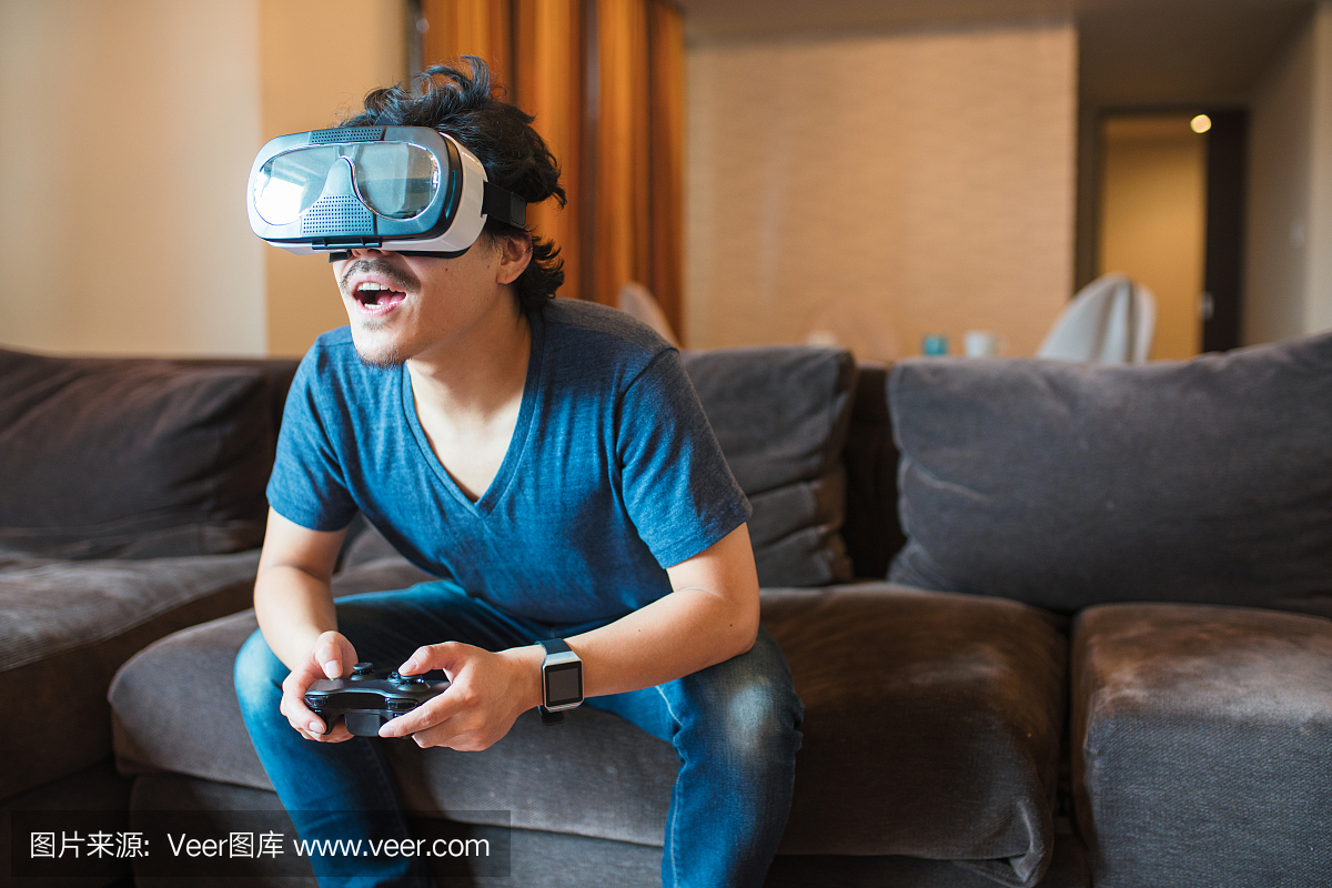 年轻成年男性玩虚拟现实游戏