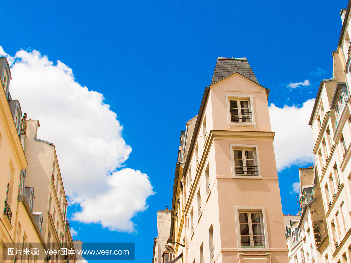 可爱的老巴黎建筑物反对蓝天