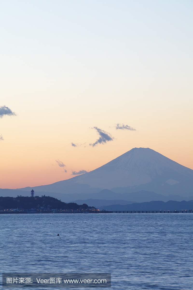 日落时间的山富士山从镰仓市的Sagami海湾
