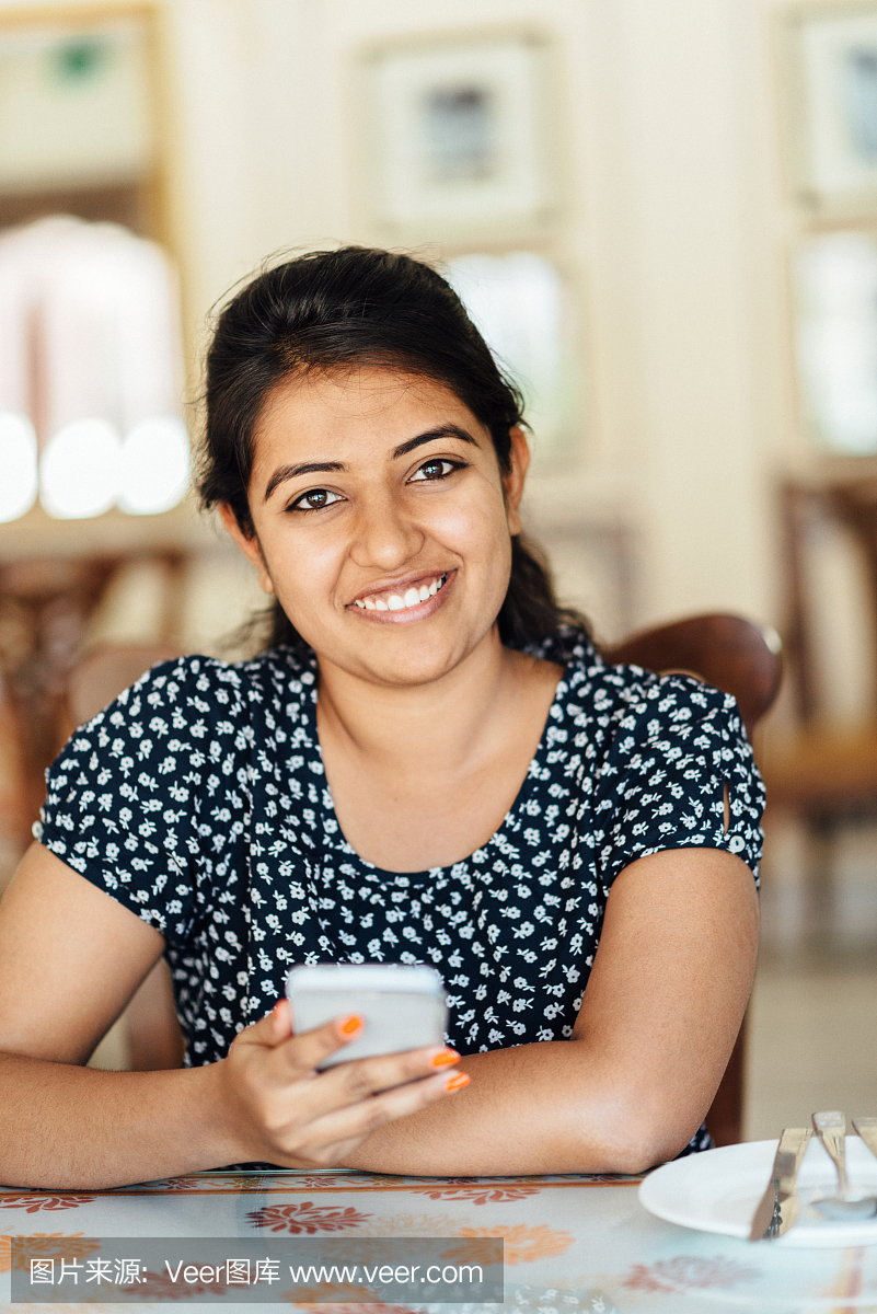 年轻印度女人与智能手机