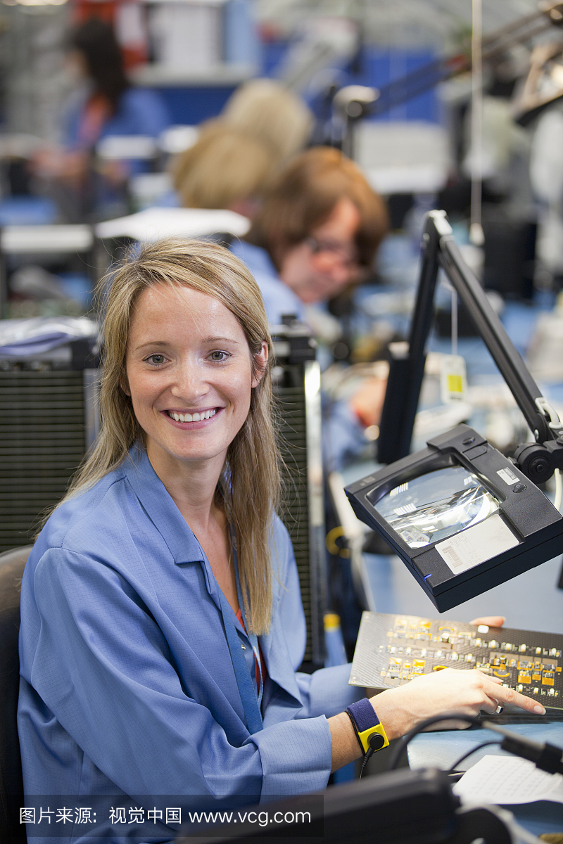 高科技电子制造厂检查印刷电路板的微笑技术人