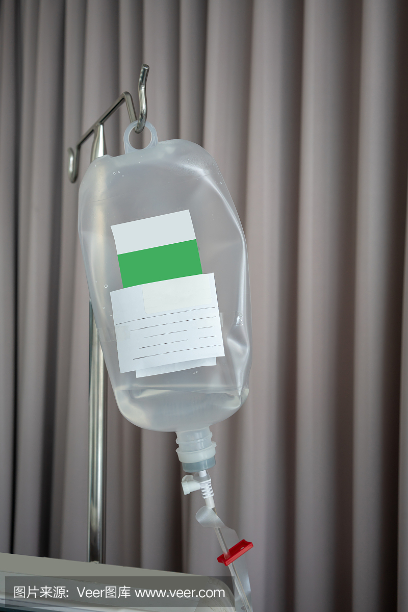 患者在医院的生理盐水溶液对抗织物窗帘背景