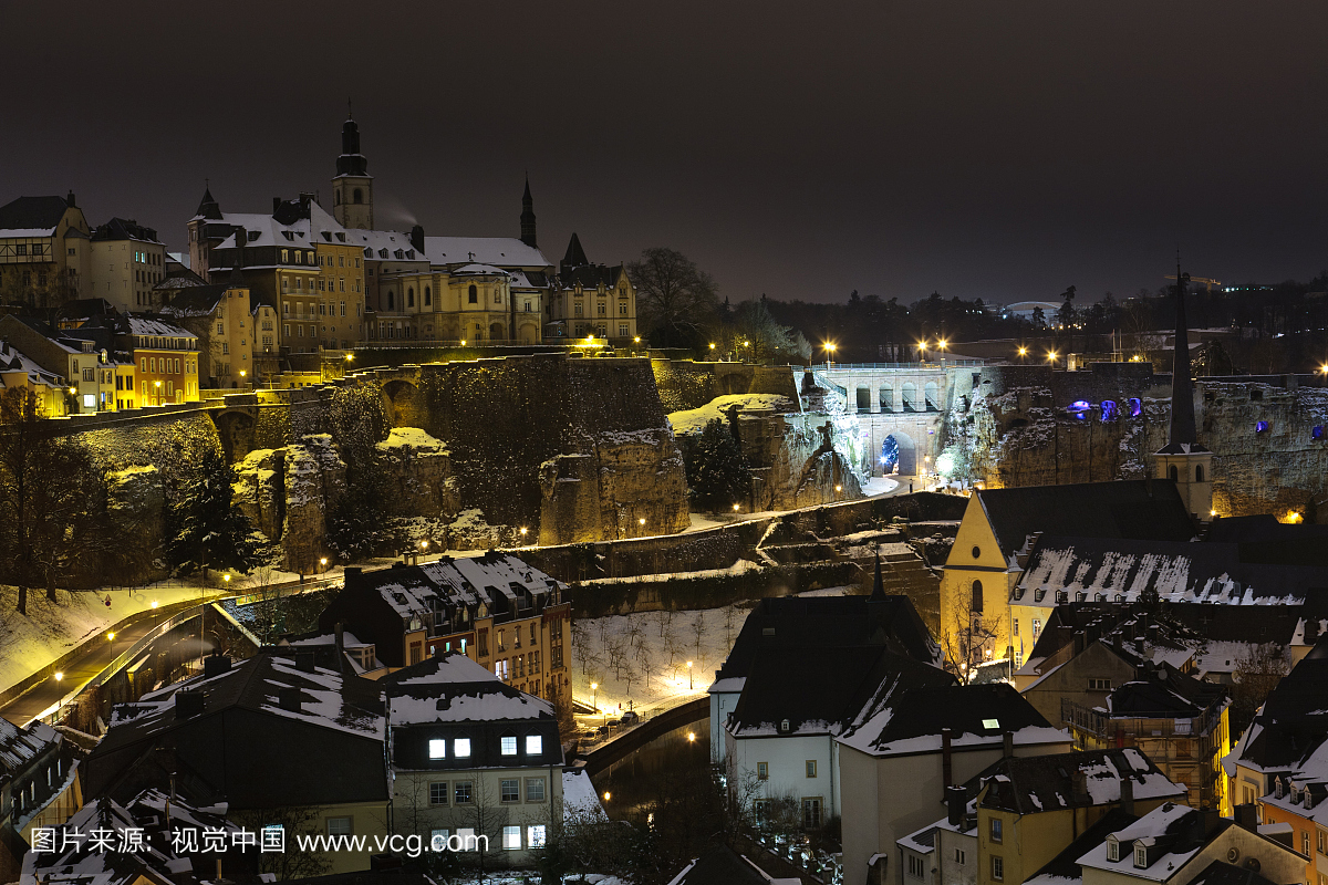 卢森堡老城市天际线在夜晚在雪地下