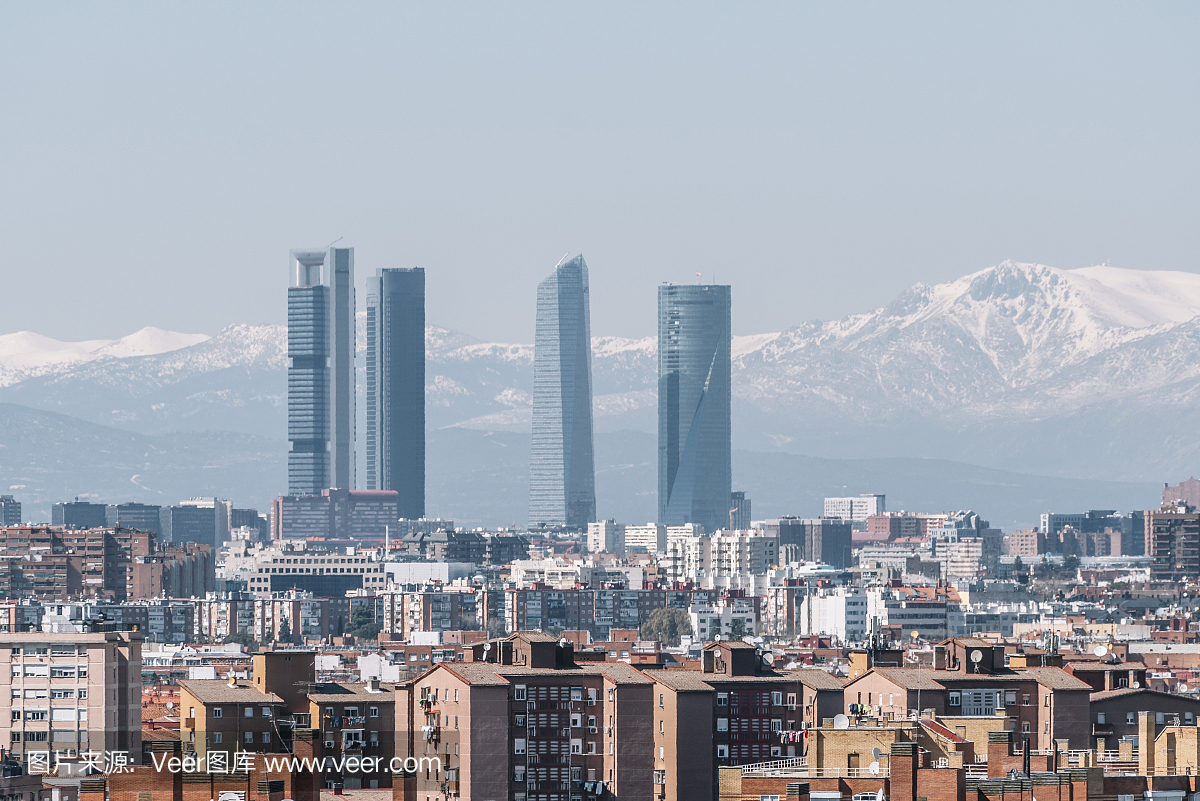 西班牙马德里市的全视图。四个塔