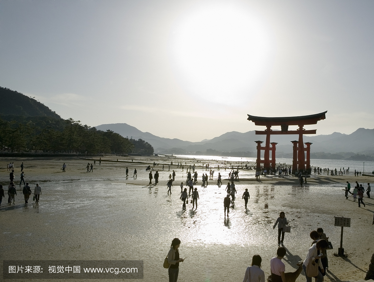 中国,广岛,宫岛,由Torri门铣的游客