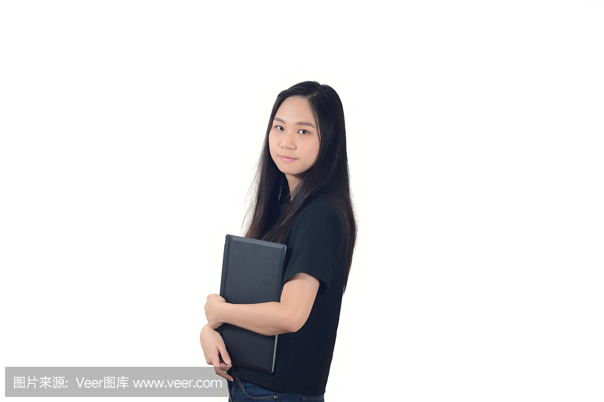 有逗人喜爱的面孔的亚裔女学生keyboarding某