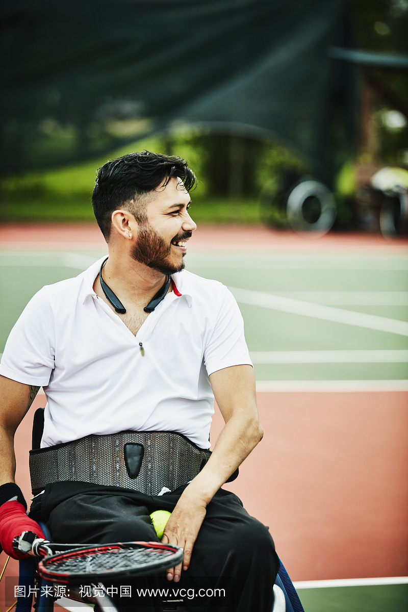 微笑适应运动员在轮椅网球比赛期间休息