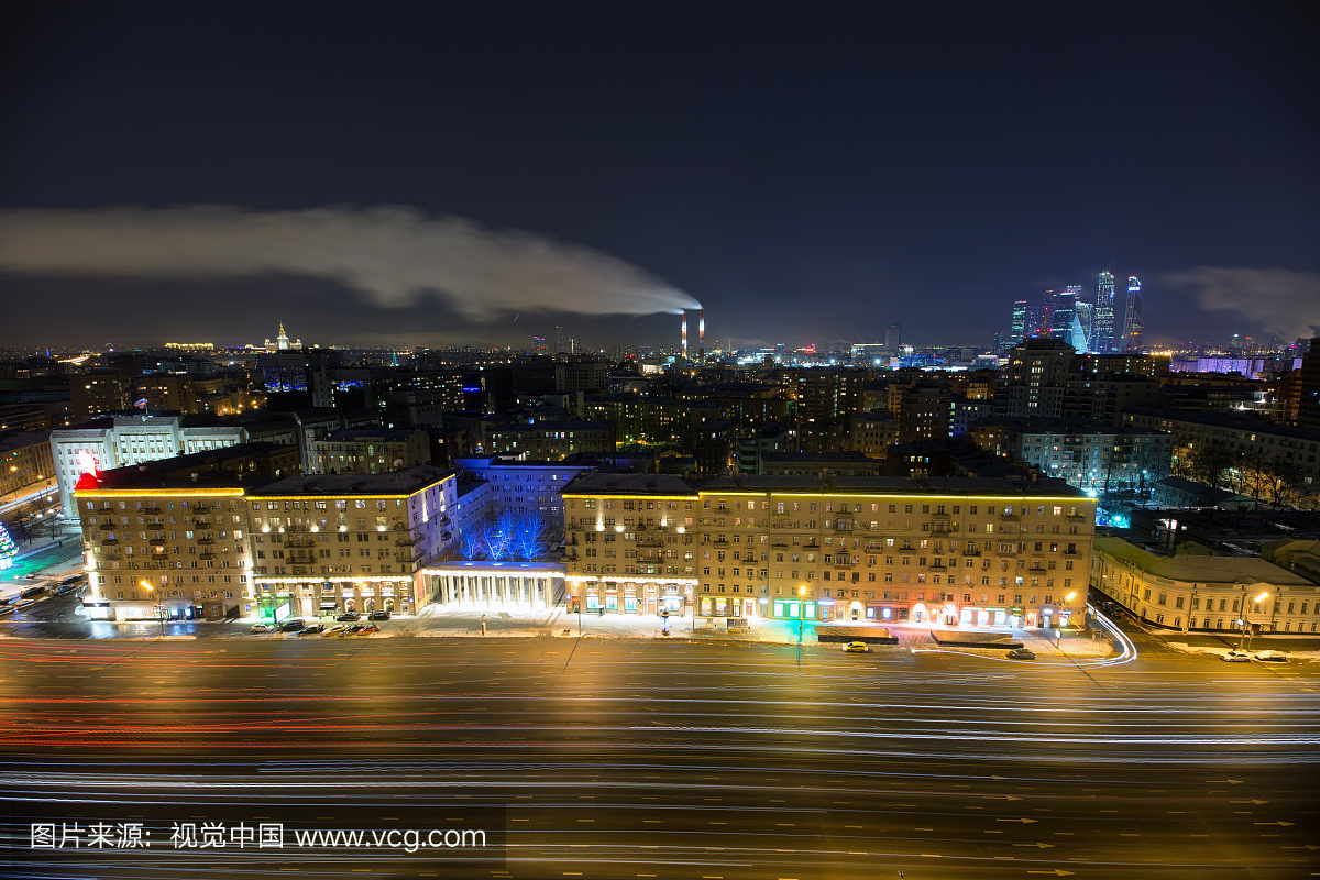 交通运动的夜景在莫斯科