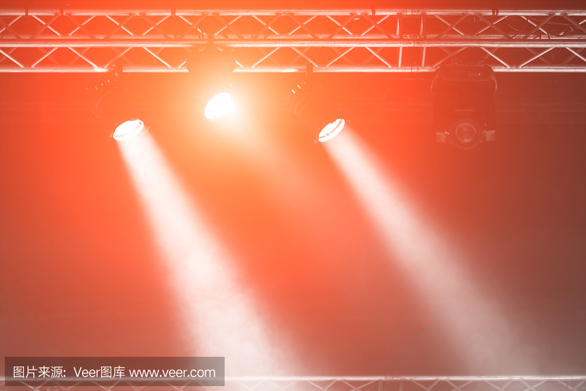 舞台射灯与激光射线。音乐会照明背景