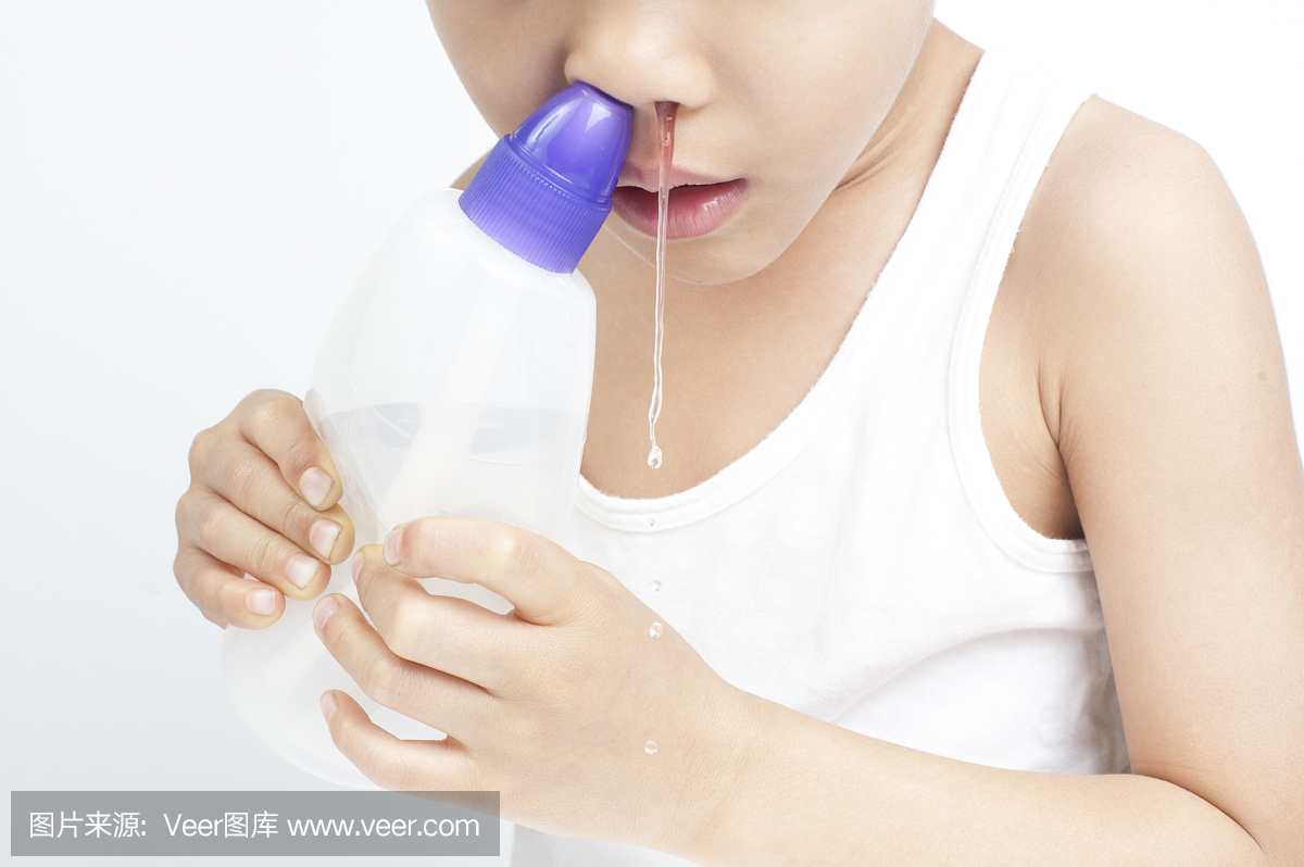 儿童用盐水清洗鼻腔