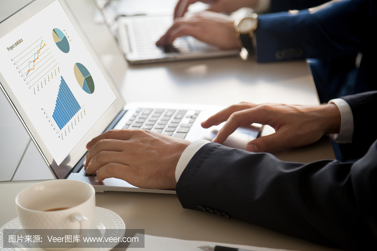 使用笔记本电脑的商人,屏幕上的项目统计,关闭