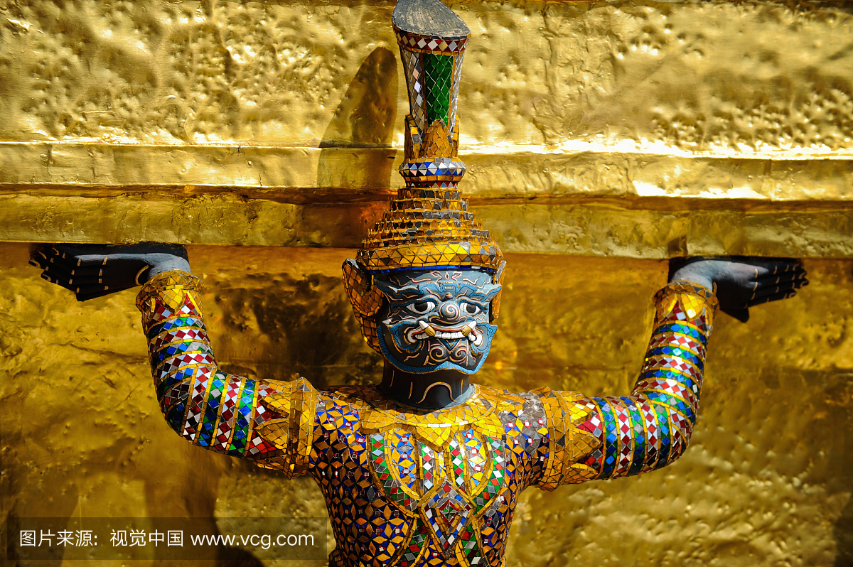 守卫着Phra Siratana Chedi的巨像在翡翠佛寺,