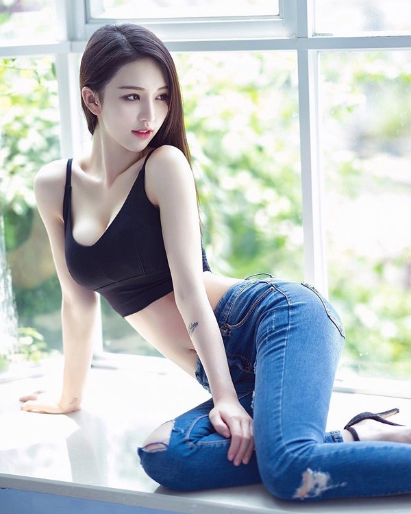 逆天极品女神Crystal Lee运动档不住纤细小蛮腰 逆天极品女神Crystal Lee运动档不住纤细小蛮腰