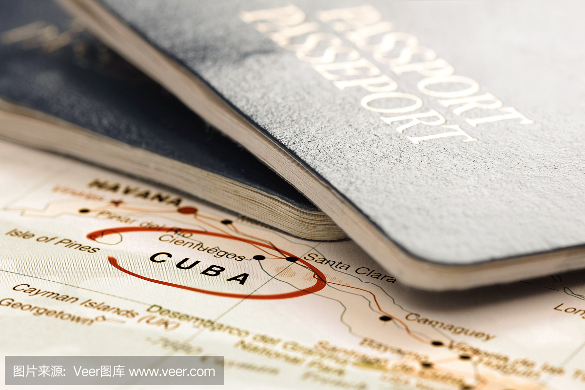 目的地古巴。护照在地图上。旅游概念。