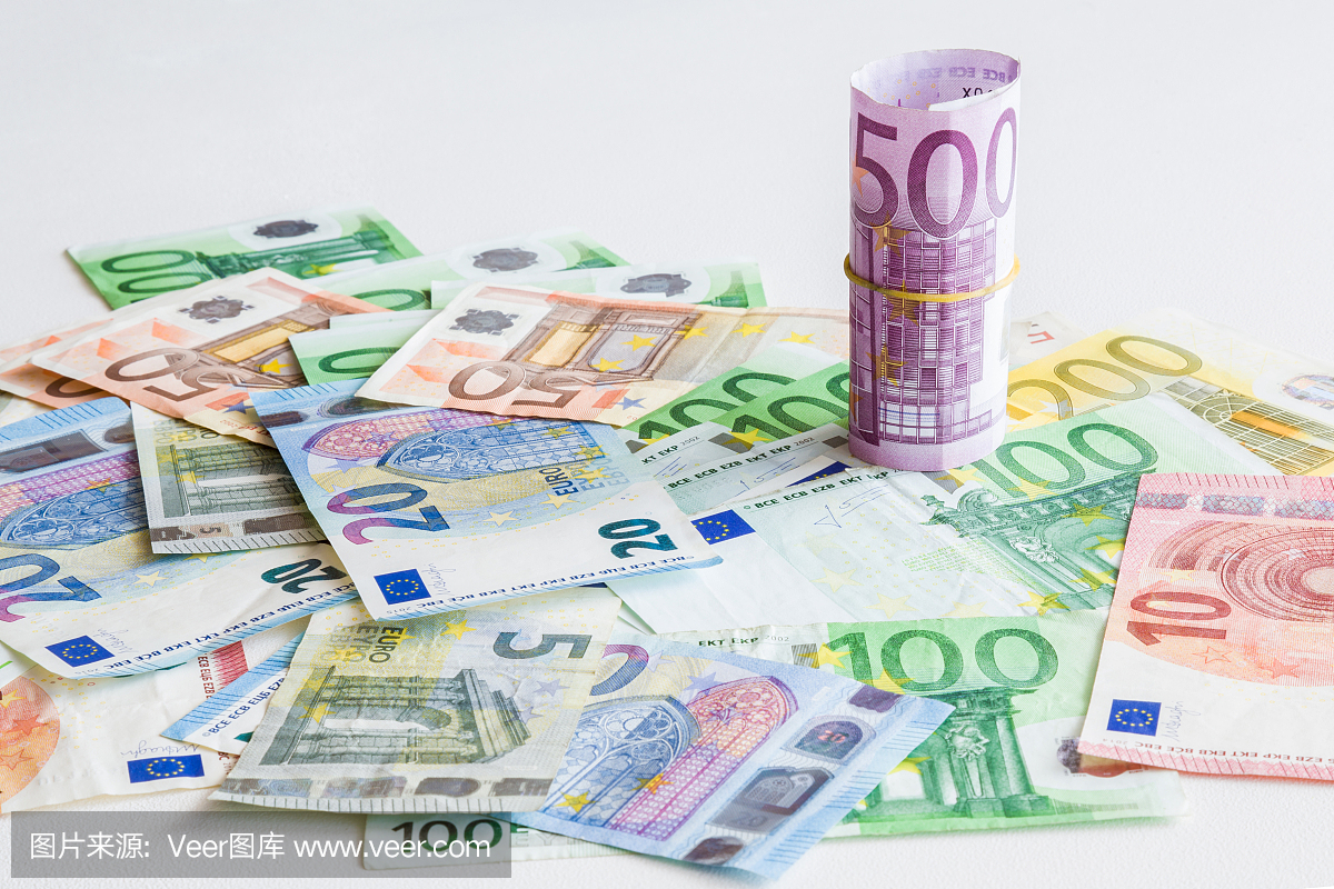 欧元纸币与五百钞票在桌子上。处理金钱。薪水