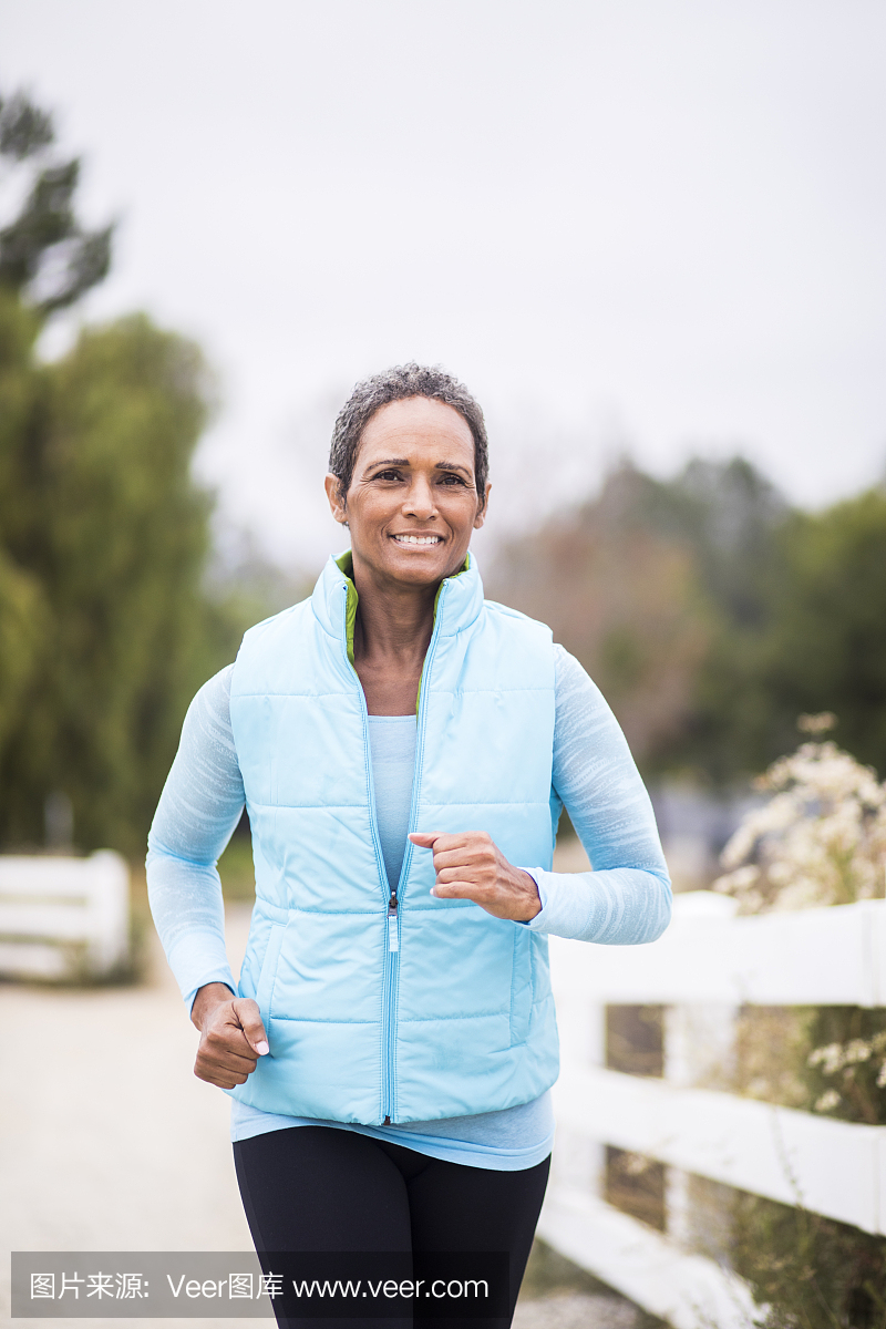 高级非裔美国人女人跑步