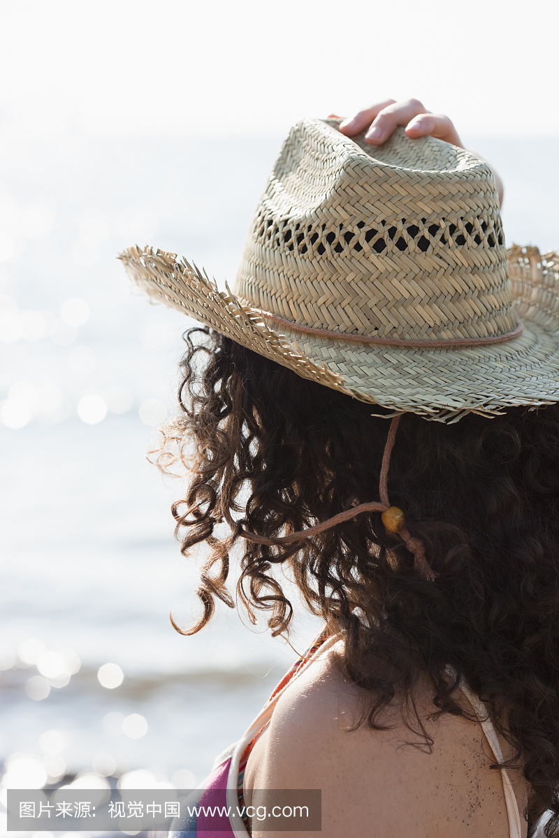 妇女在沙滩上晒太阳