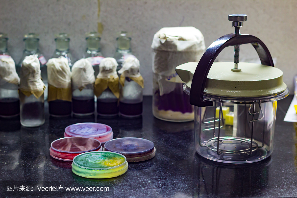 厌氧气罐与含有培养基的培养皿放置在微生物学