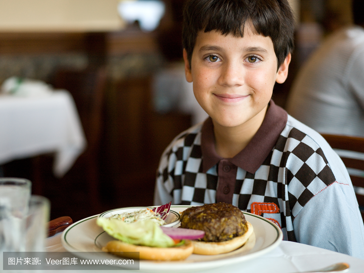 快乐的孩子在餐厅用餐。