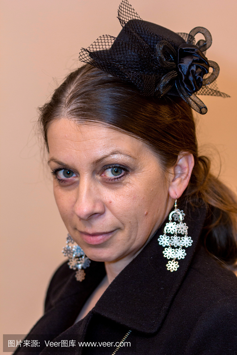女士在黑色与一个小帽子