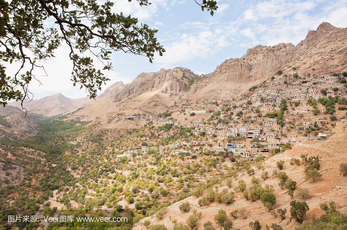 在伊朗峡谷的高山村落的岩石悬崖上的农村住宅