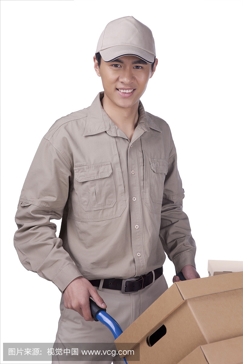 一个穿着工作服运货的青年快递员