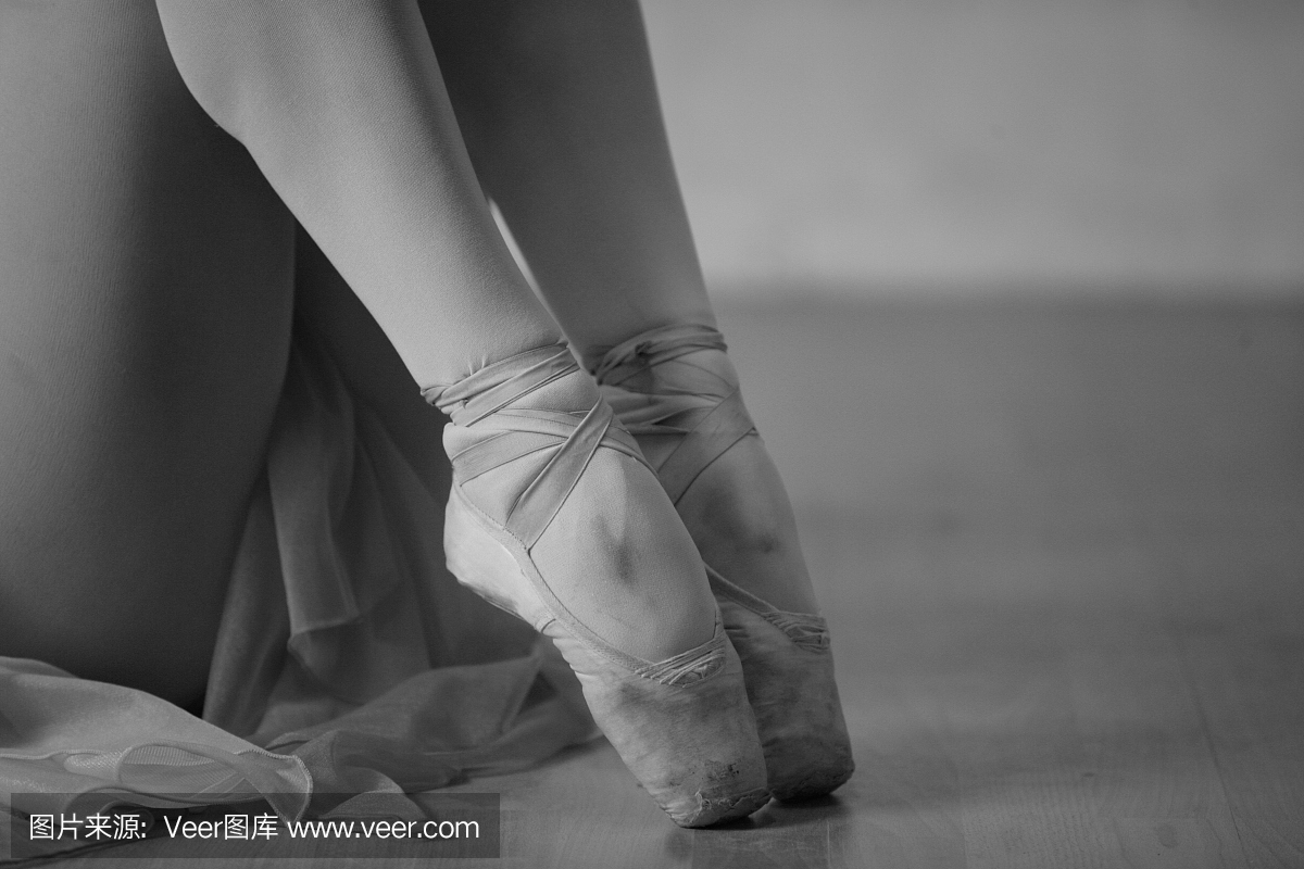 舞者脚紧贴