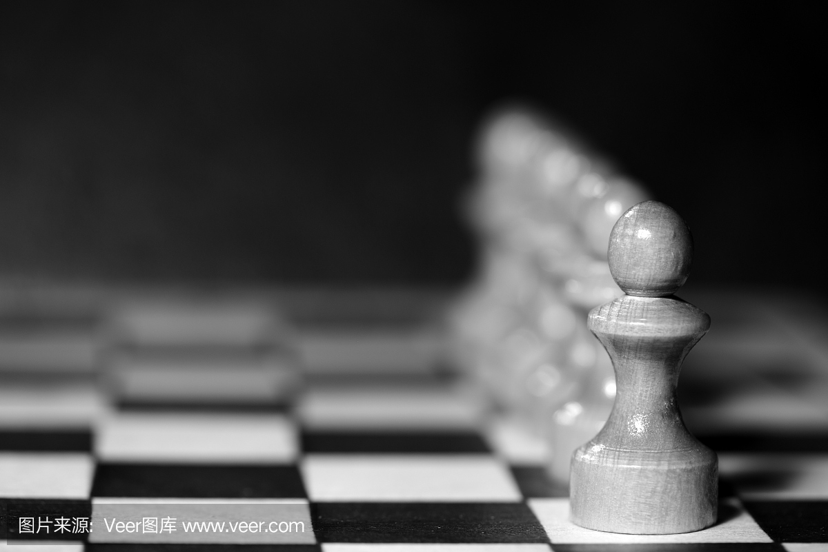 国际象棋棋盘上的棋子。黑与白