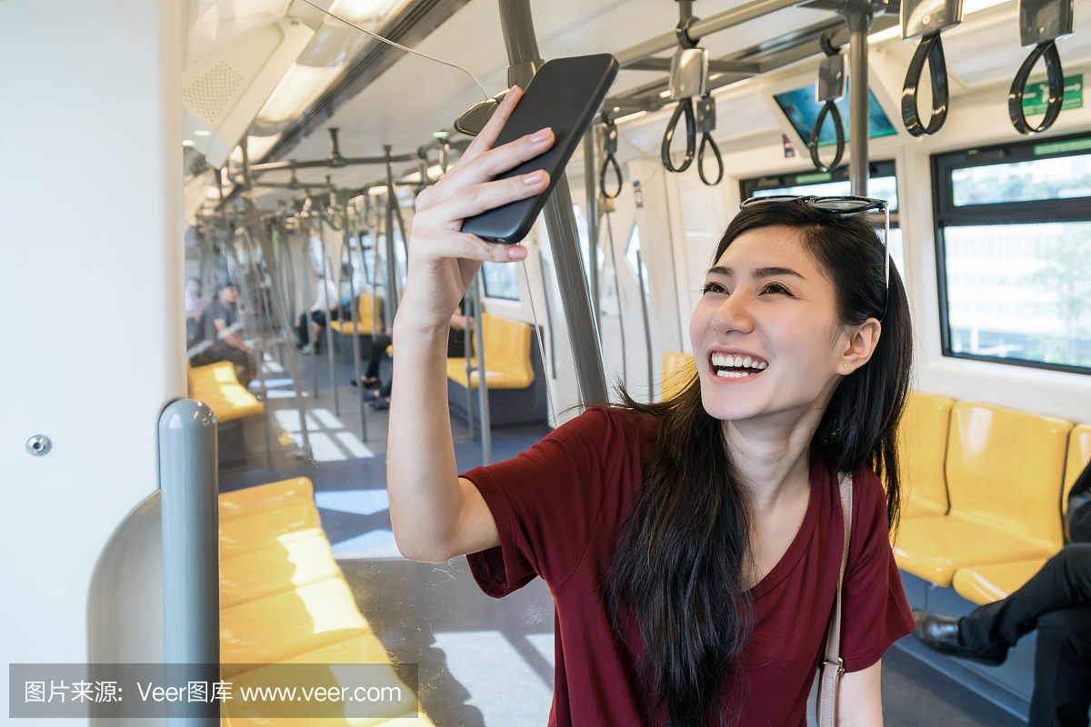 Asianwomanpassengerwithcasualsuittaking微博健身女生图片