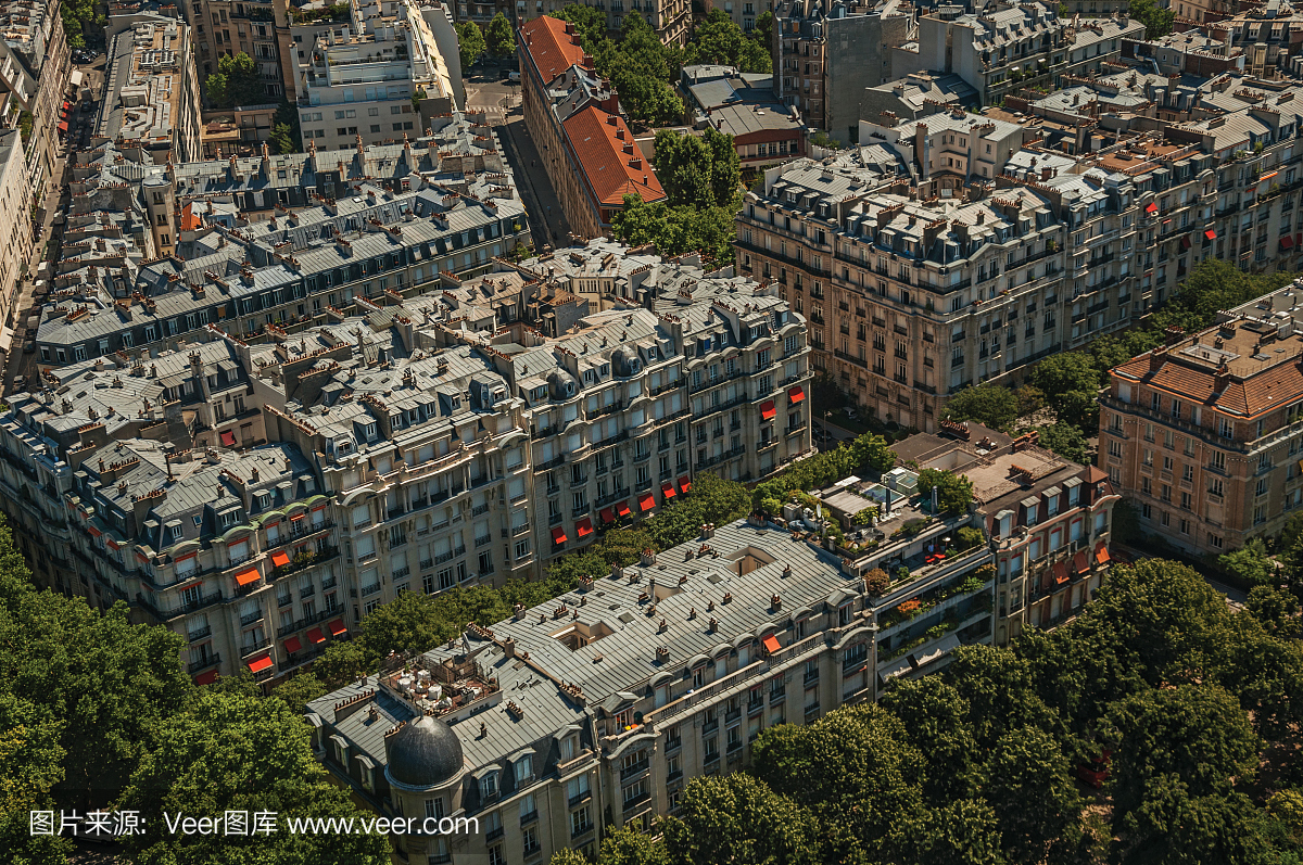 在巴黎的艾菲尔铁塔上可以看到街道,绿地和建