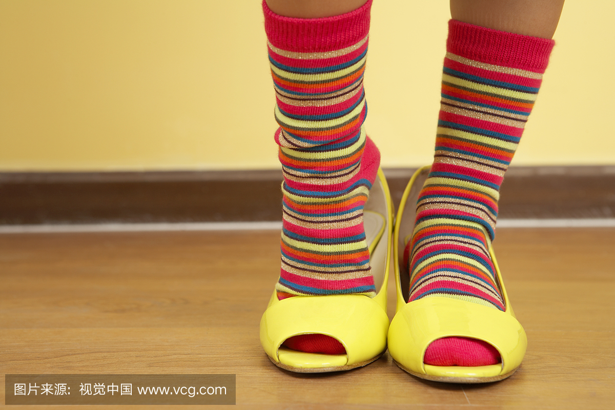 小女孩的高跟鞋