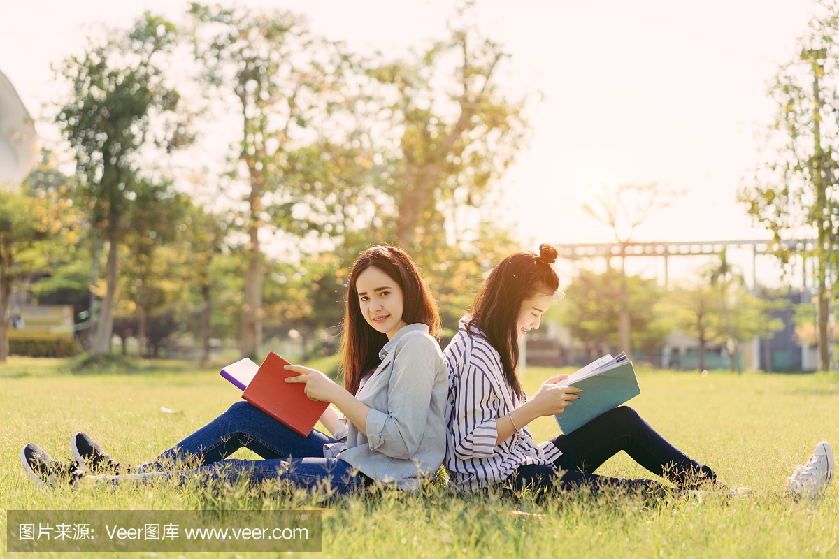 年轻女性的学生一起学习阅读书籍在大学和知识