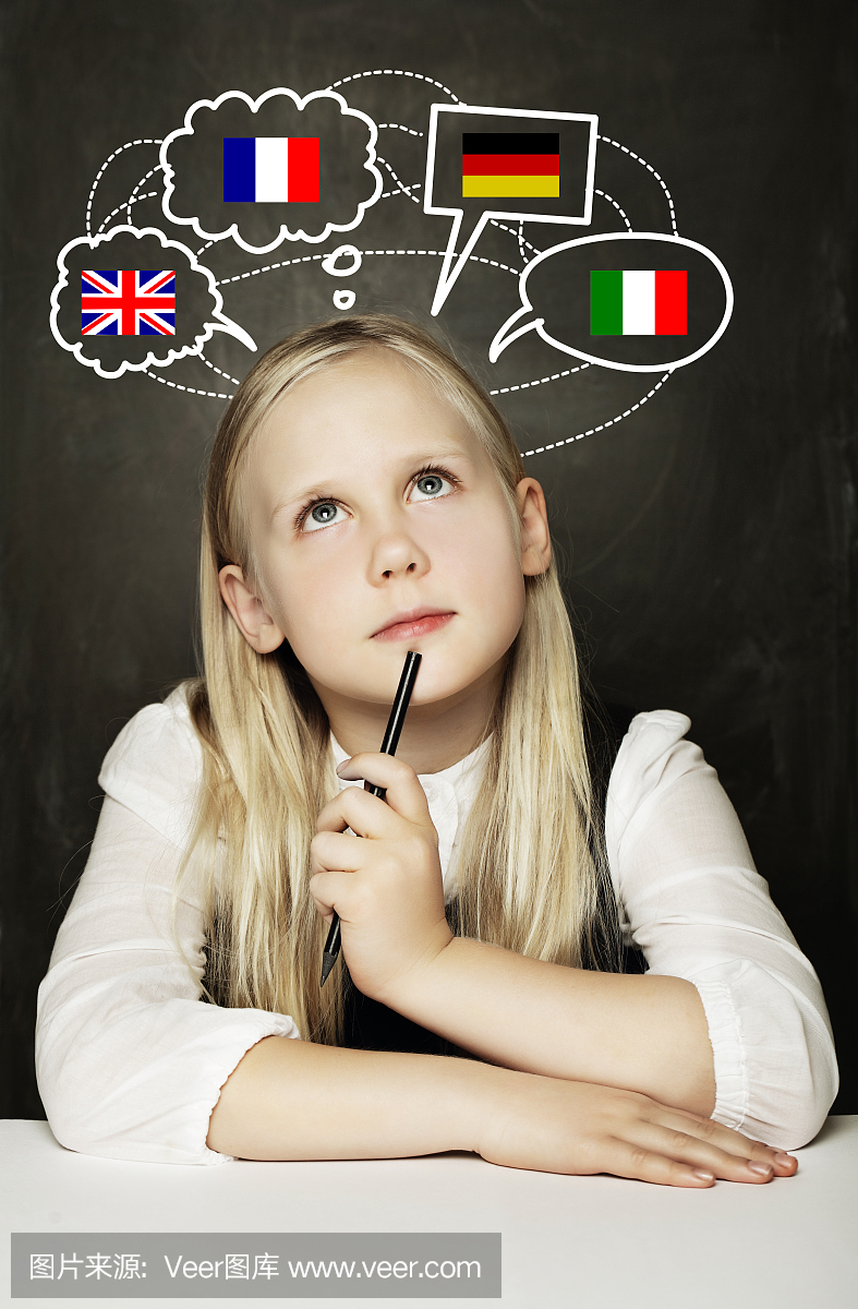 学校女孩学生在黑板上学习英语,德语,法语或意