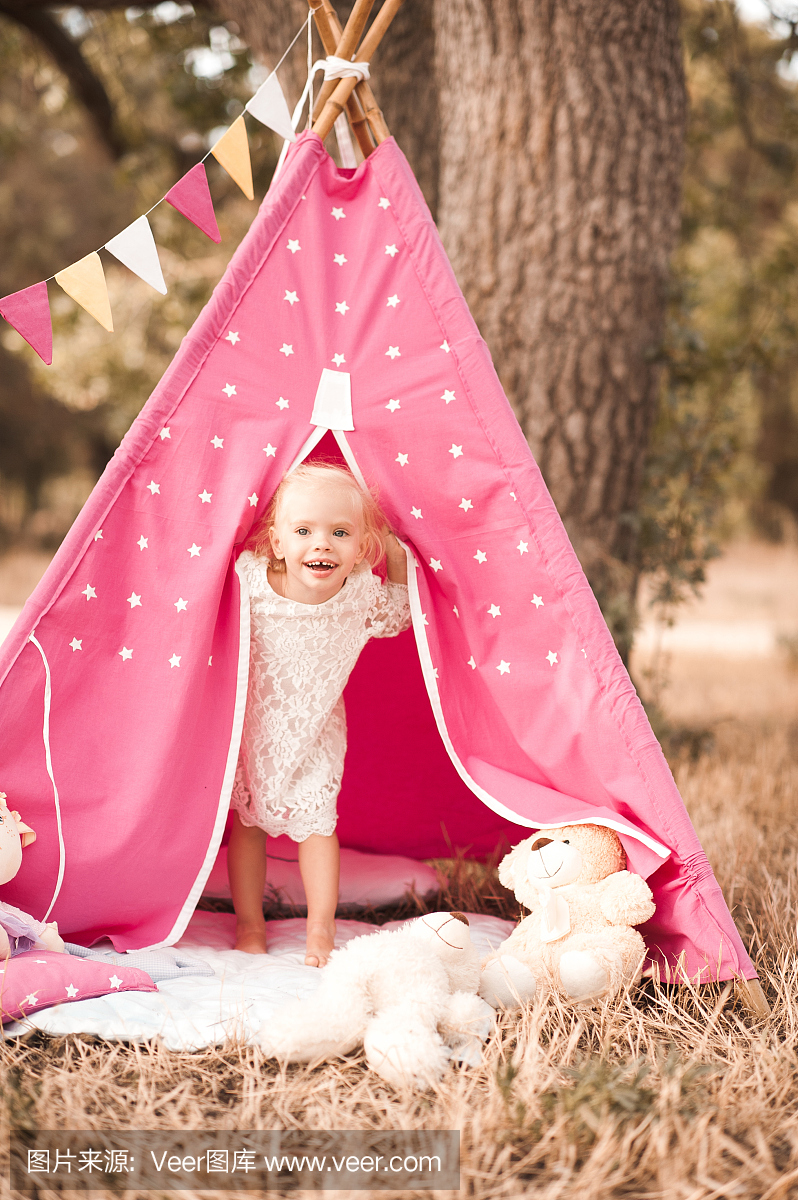 快乐的宝贝女孩在户外玩乐