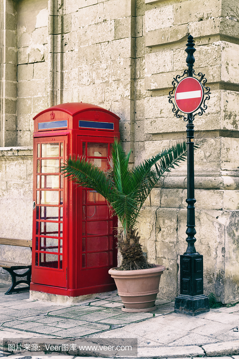 小镇姆迪纳的标志性红色电话亭。马耳他英语学