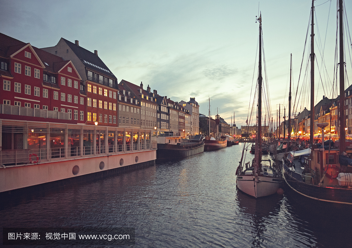 Nyhavn在丹麦哥本哈根黄昏。