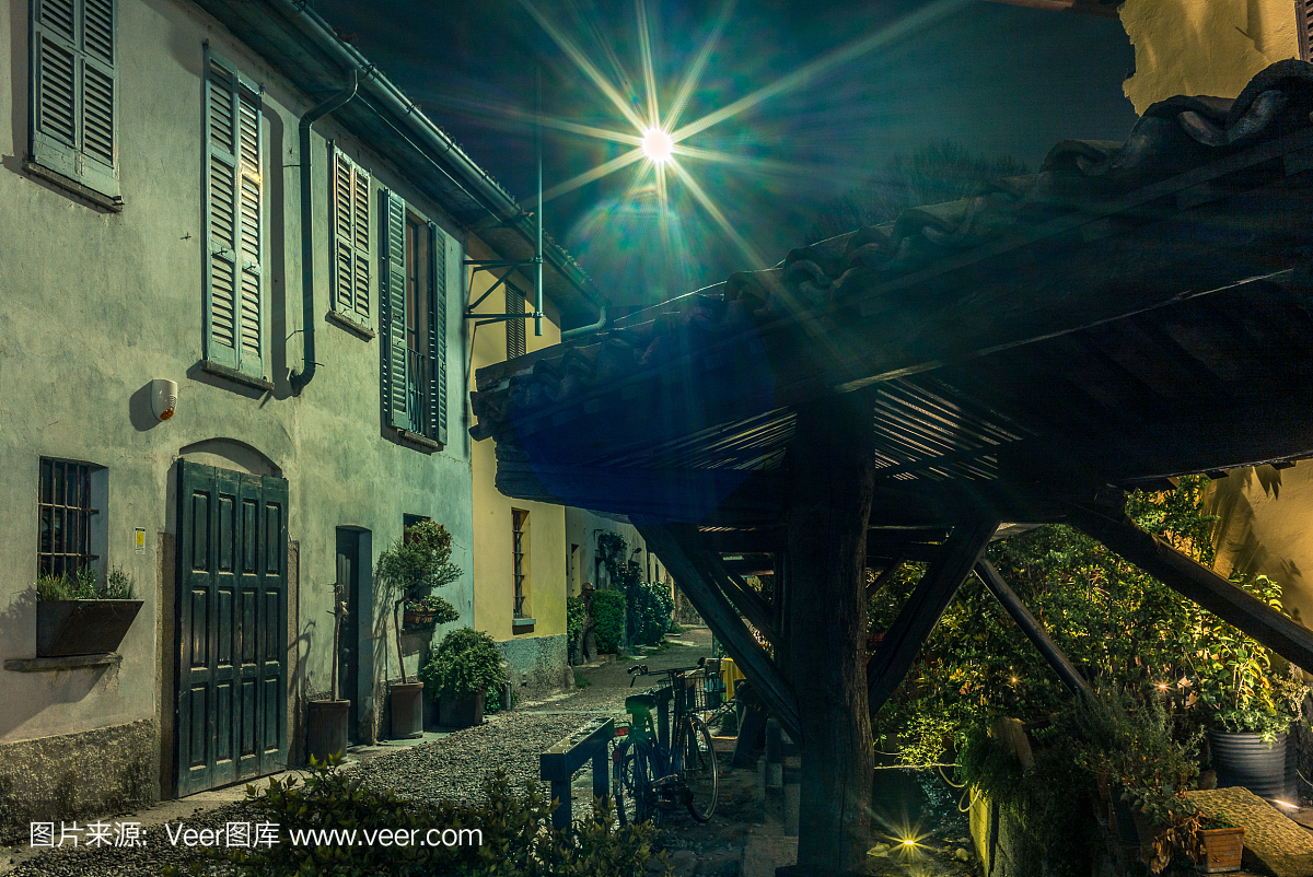 老中世纪街道在米兰在晚上 - 2