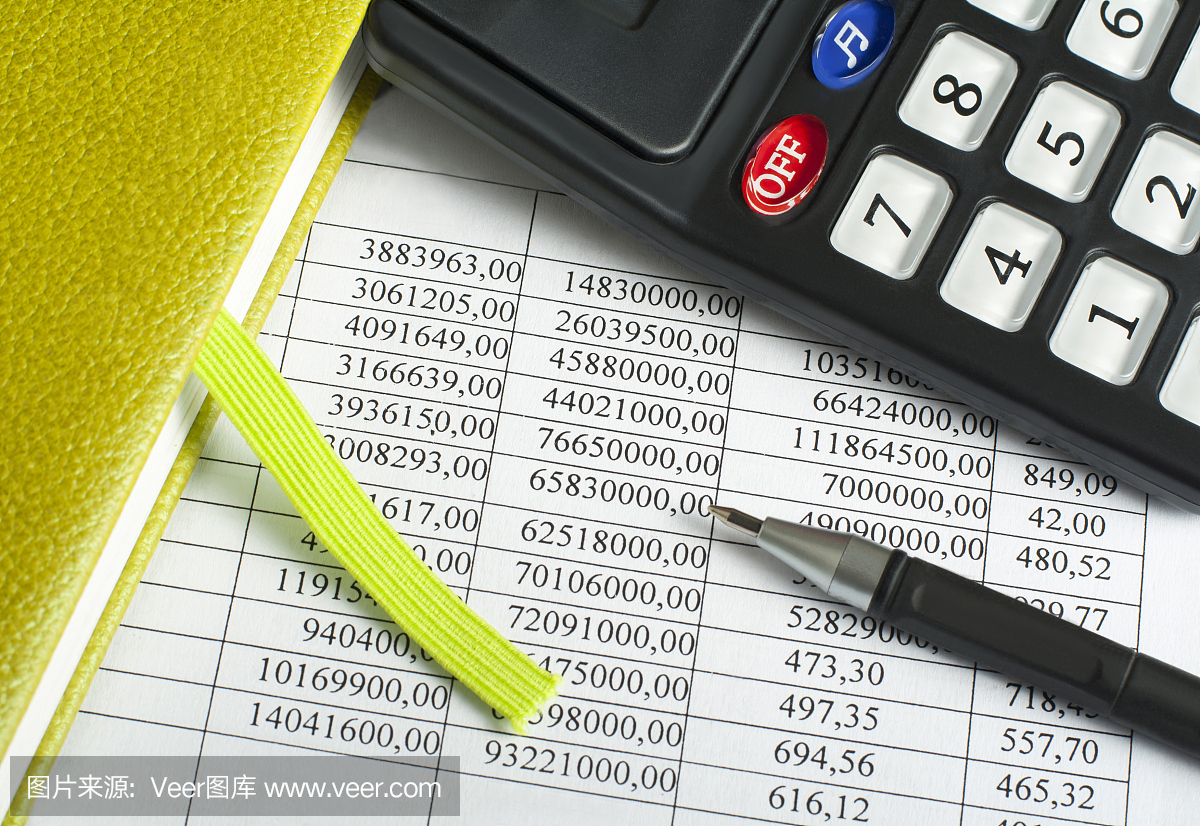 财务和预算的概念。计算器,笔,会计书和财务文