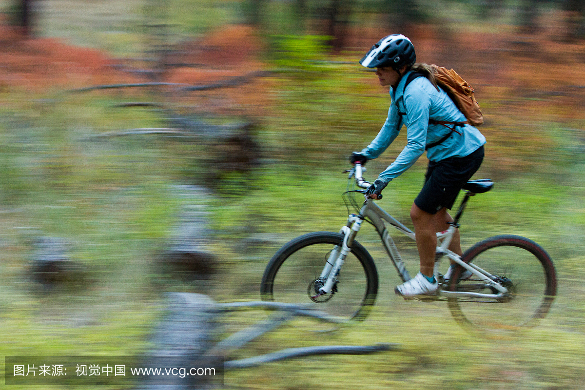 在蒙大拿州米苏拉附近的响尾蛇娱乐区,骑着秋