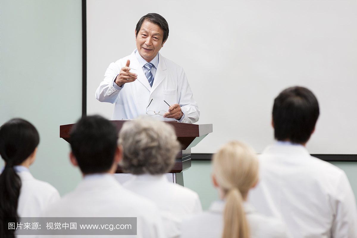 男医生在会议室演讲