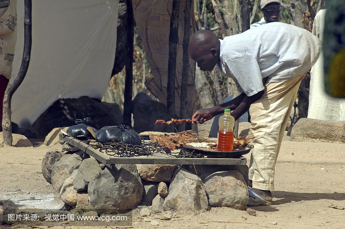 喀麦隆,Rhumsiki,非洲男孩准备烧烤bbq串在街