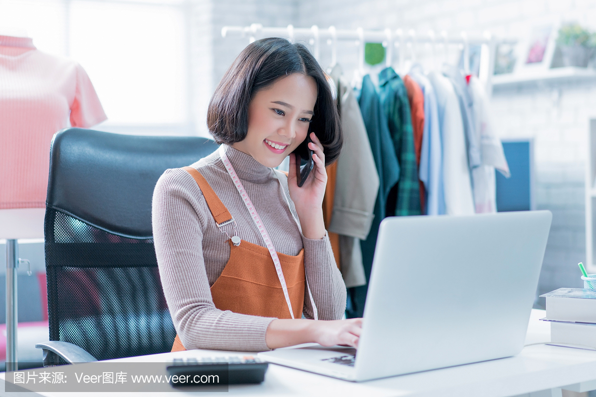 在线销售通过笔记本电脑回答客户的问题,在家