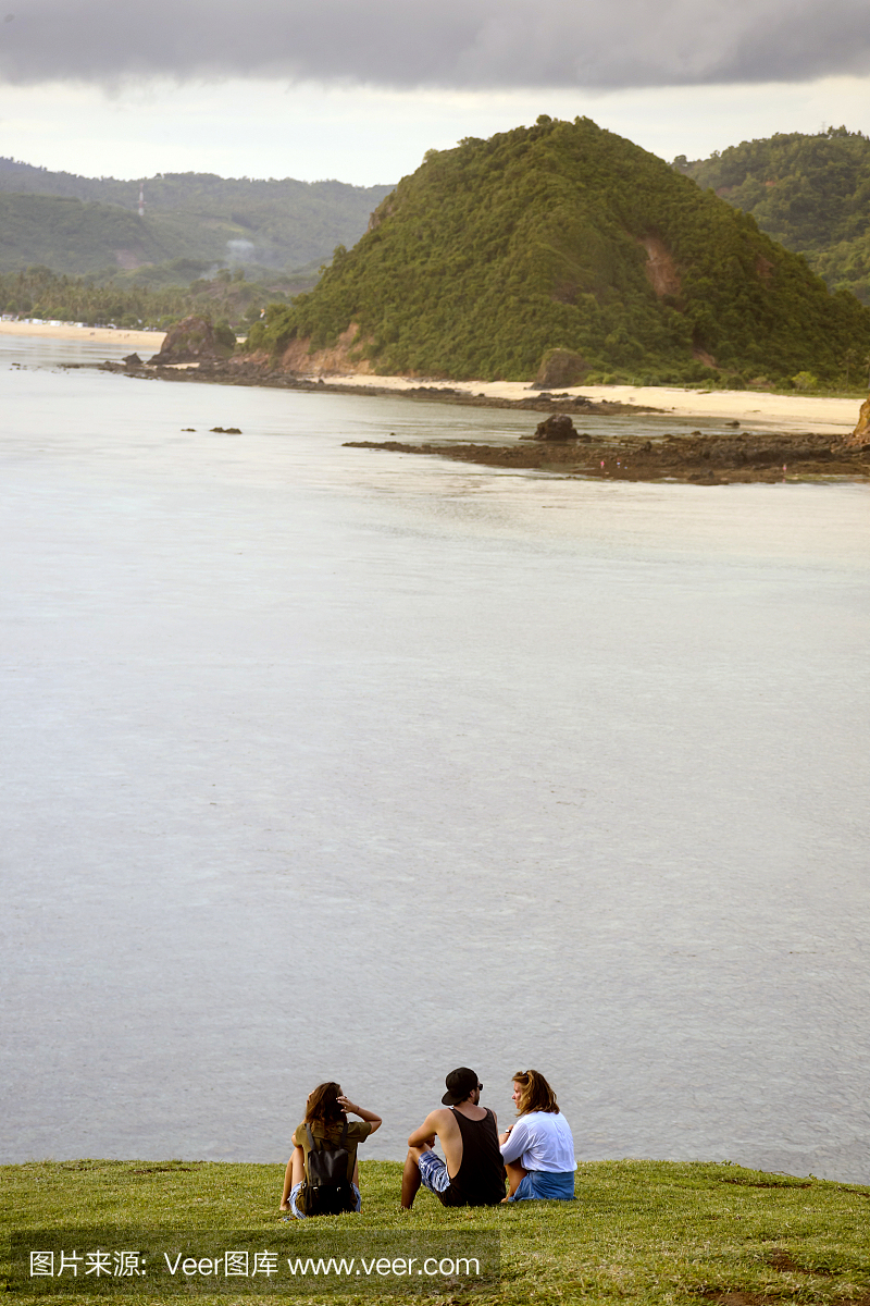印度尼西亚,龙目岛,印度洋,海岸,坐在草地上的年