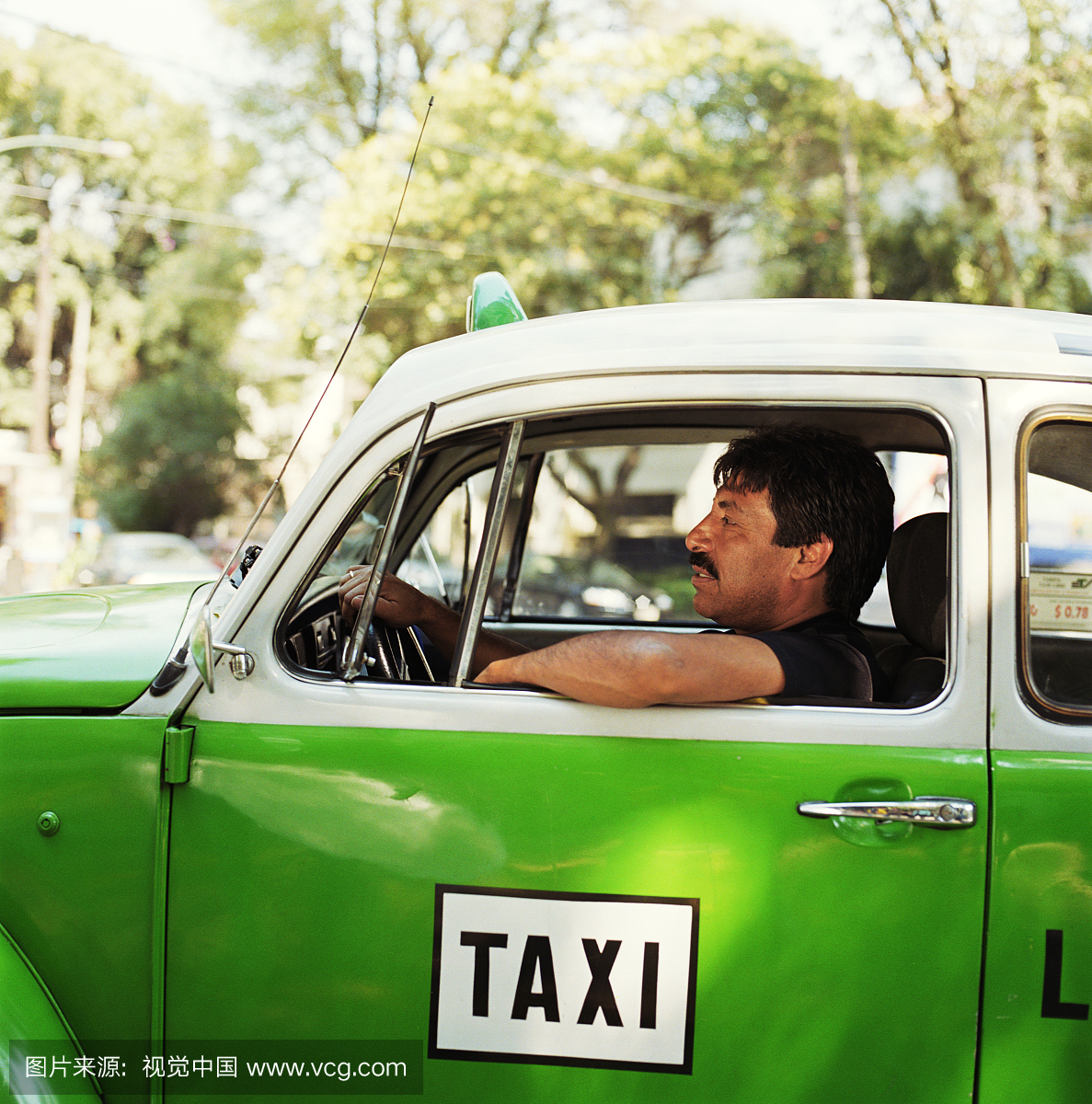 司机坐在出租车,侧视图