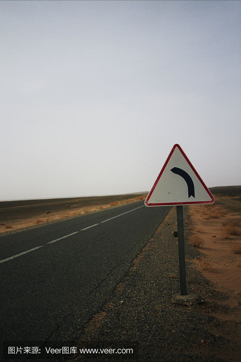 方式到Marzuga沙漠摩洛哥危险的迹象