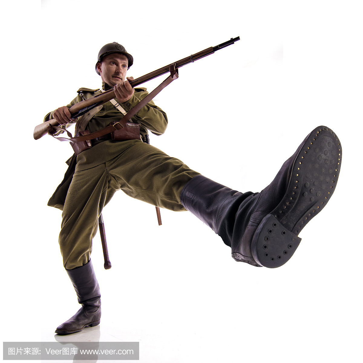 以俄国军队的一名普通的战士的形式男性演员在